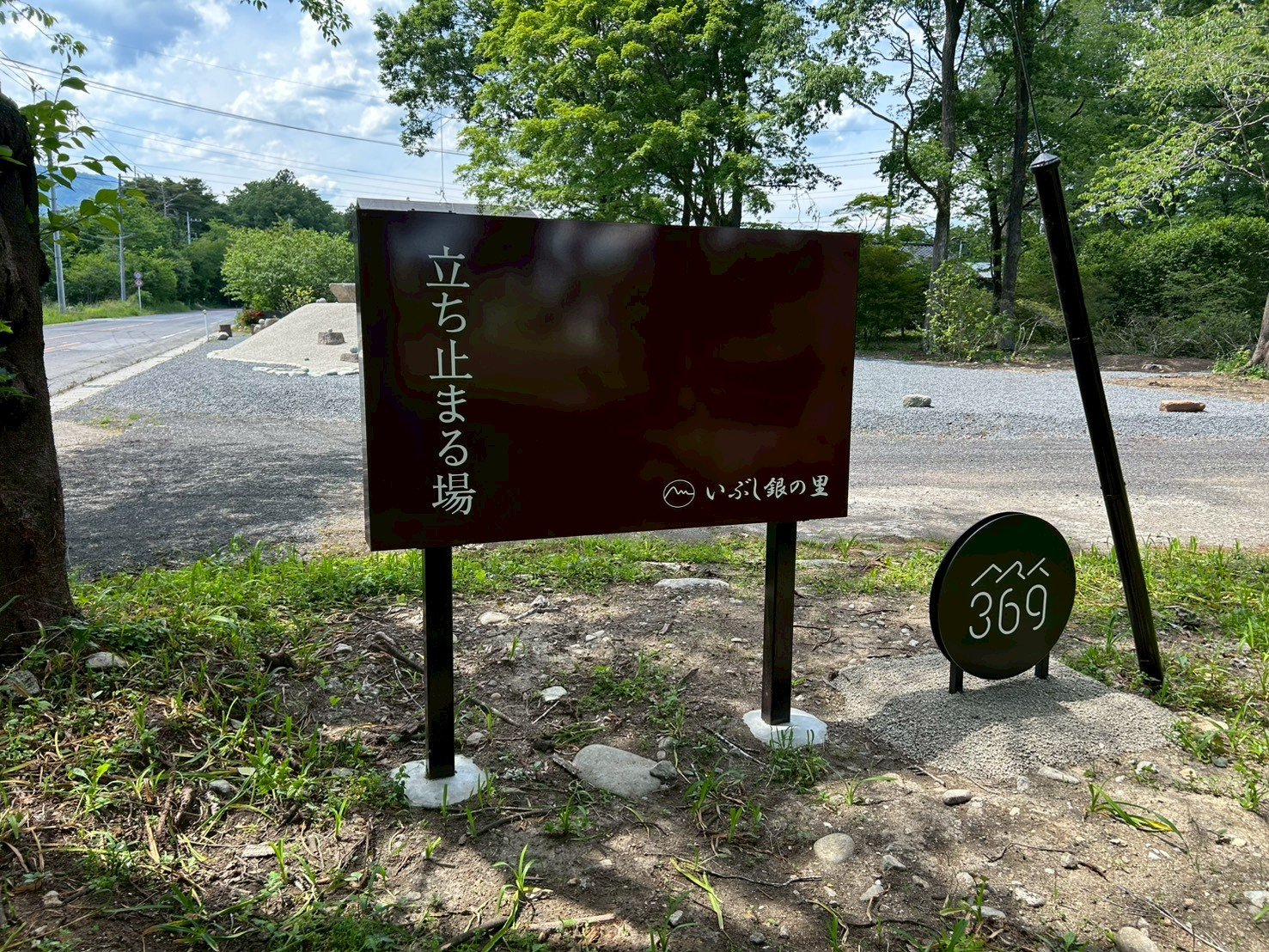 石灯籠と苔の庭園小径